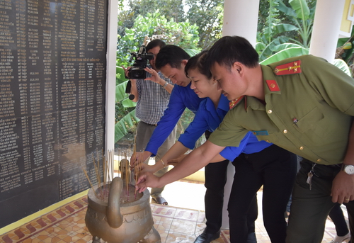 Đại biểu dâng hương tưởng niệm các anh hùng liệt sĩ tại bia tưởng niệm các anh hùng liệt sĩ xã Mỹ Long Bắc – huyện Cầu Ngang